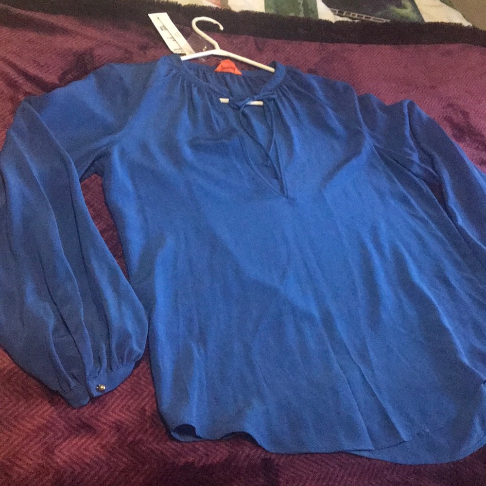 Lovely blue silk blouse w/ deep slit & neck tie 🔥